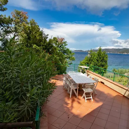 Le Sprizze A Bordo Del Mare - Goelba Ferienhaus